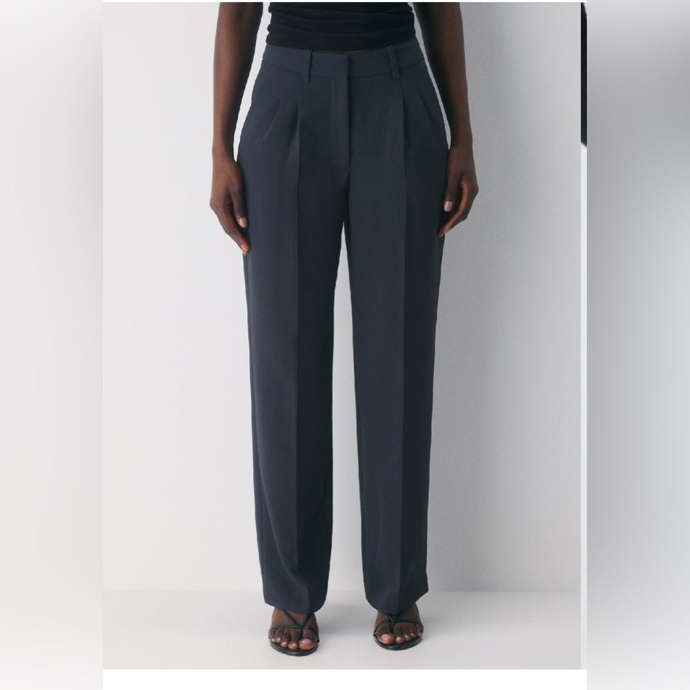 Aritzia Effortless Curve Fit Crepette Pant